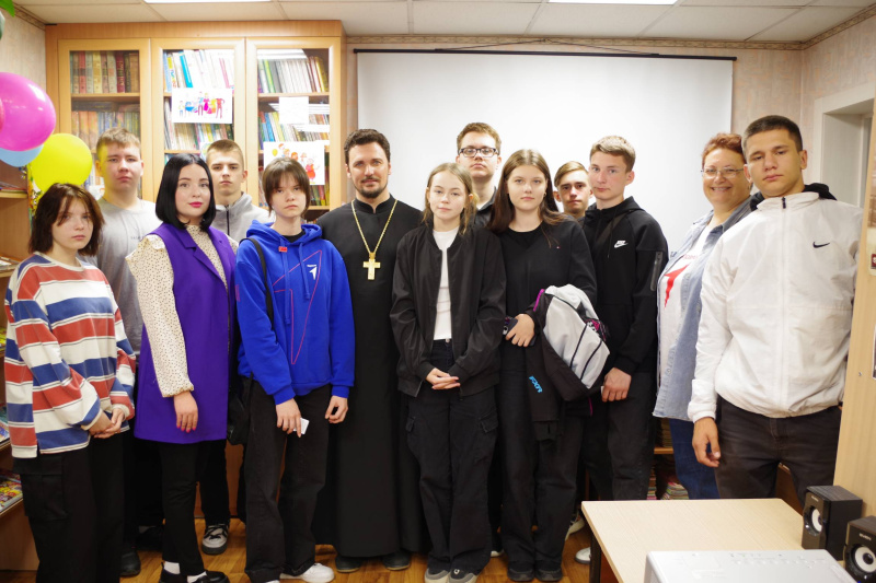 Священник принял участие в мероприятии в Белокурихинской библиотеке, посвященном Дню славянской письменности и культуры